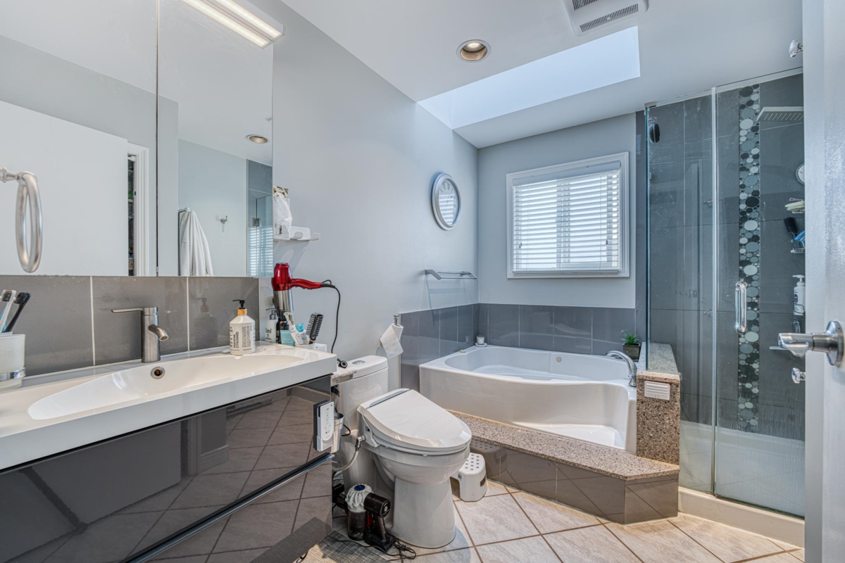 Powder Room Photo of 10690 Hollybank Drive, Richmond, BC