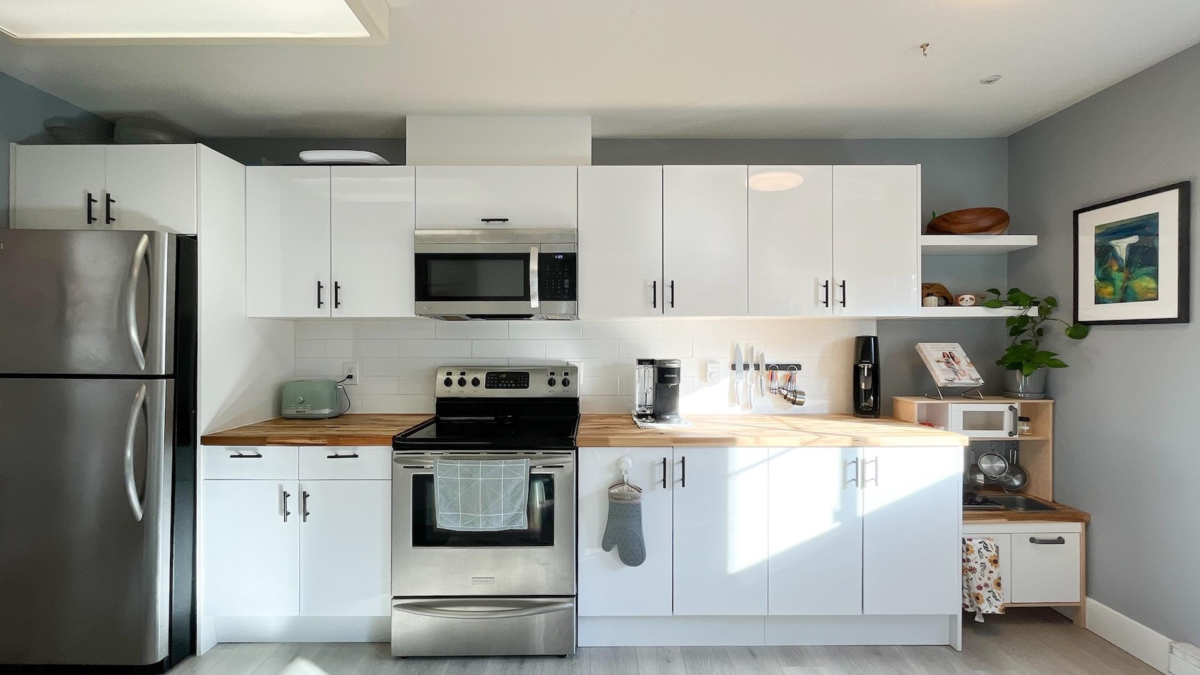 Kitchen Island Photo of 128 3 Rialto Court, New Westminster, BC