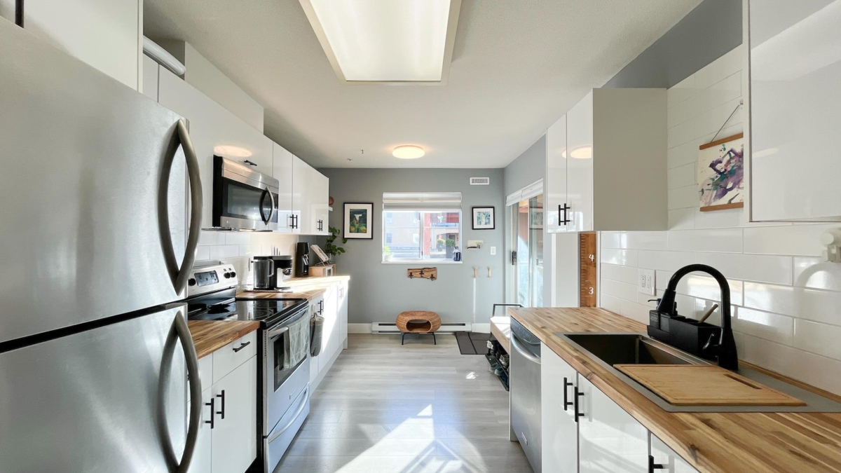 Kitchen Photo of 128 3 Rialto Court, New Westminster, BC