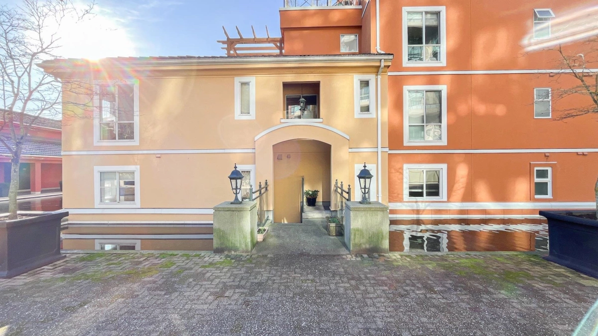 Living Room Photo of 128 3 Rialto Court, New Westminster, BC