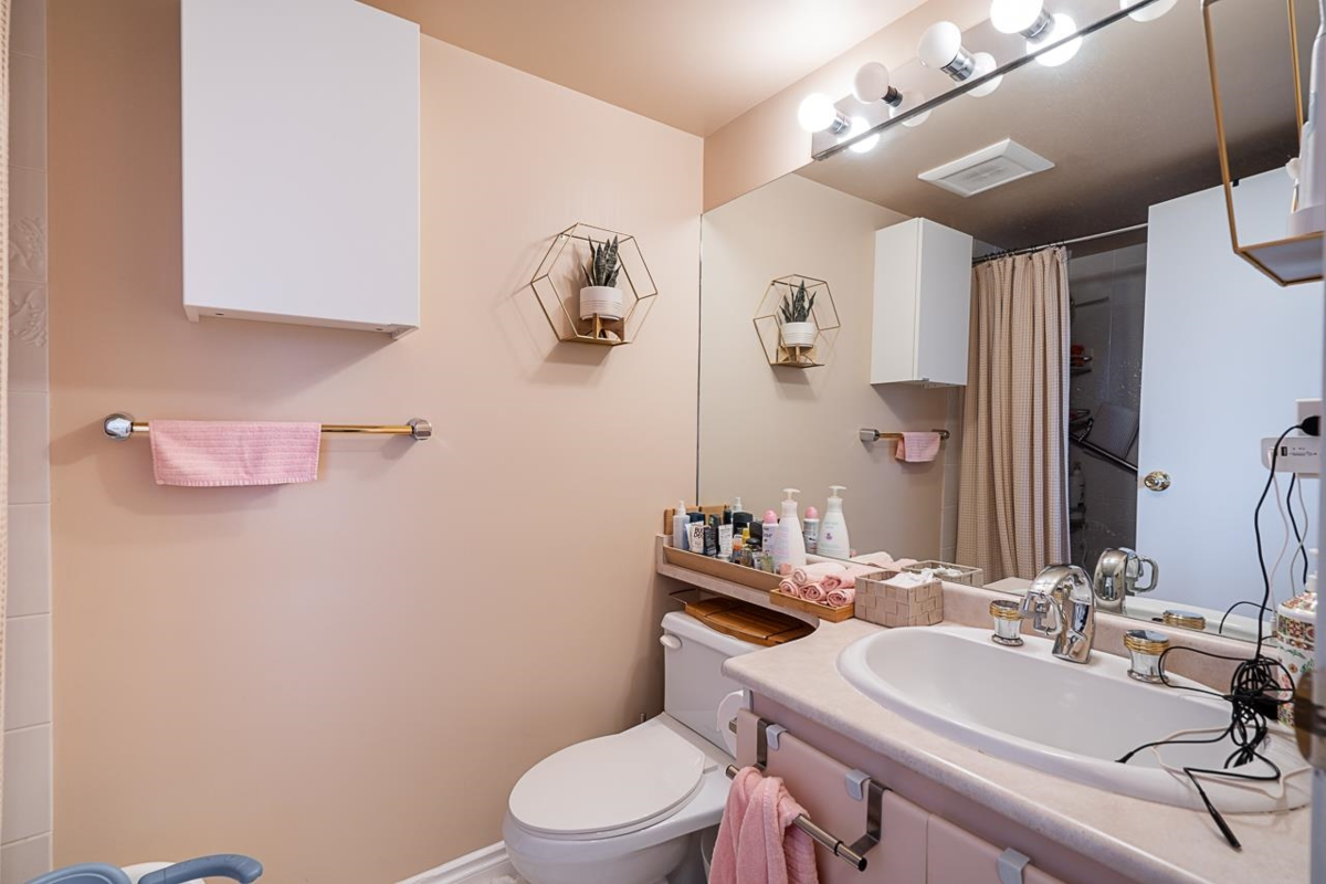 Laundry Room Photo of 802 2668 Ash Street, Vancouver, BC