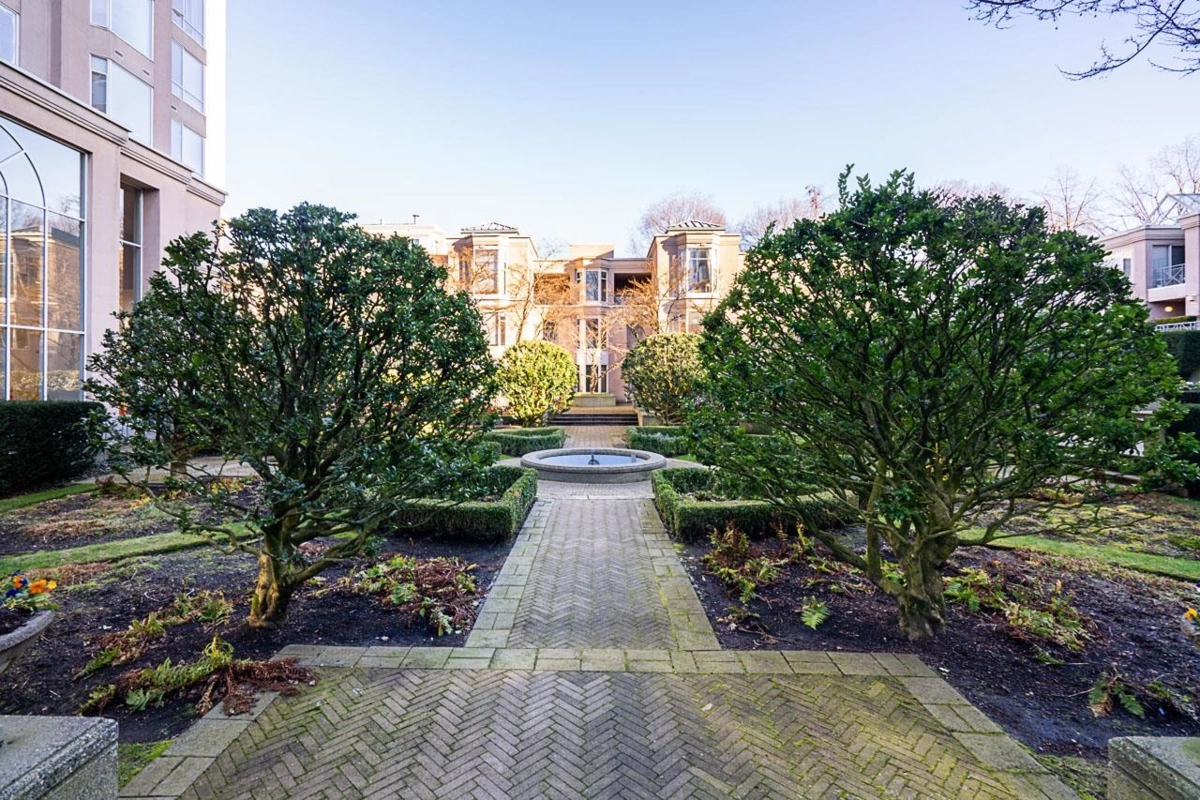 Swimming Pool Photo of 802 2668 Ash Street, Vancouver, BC