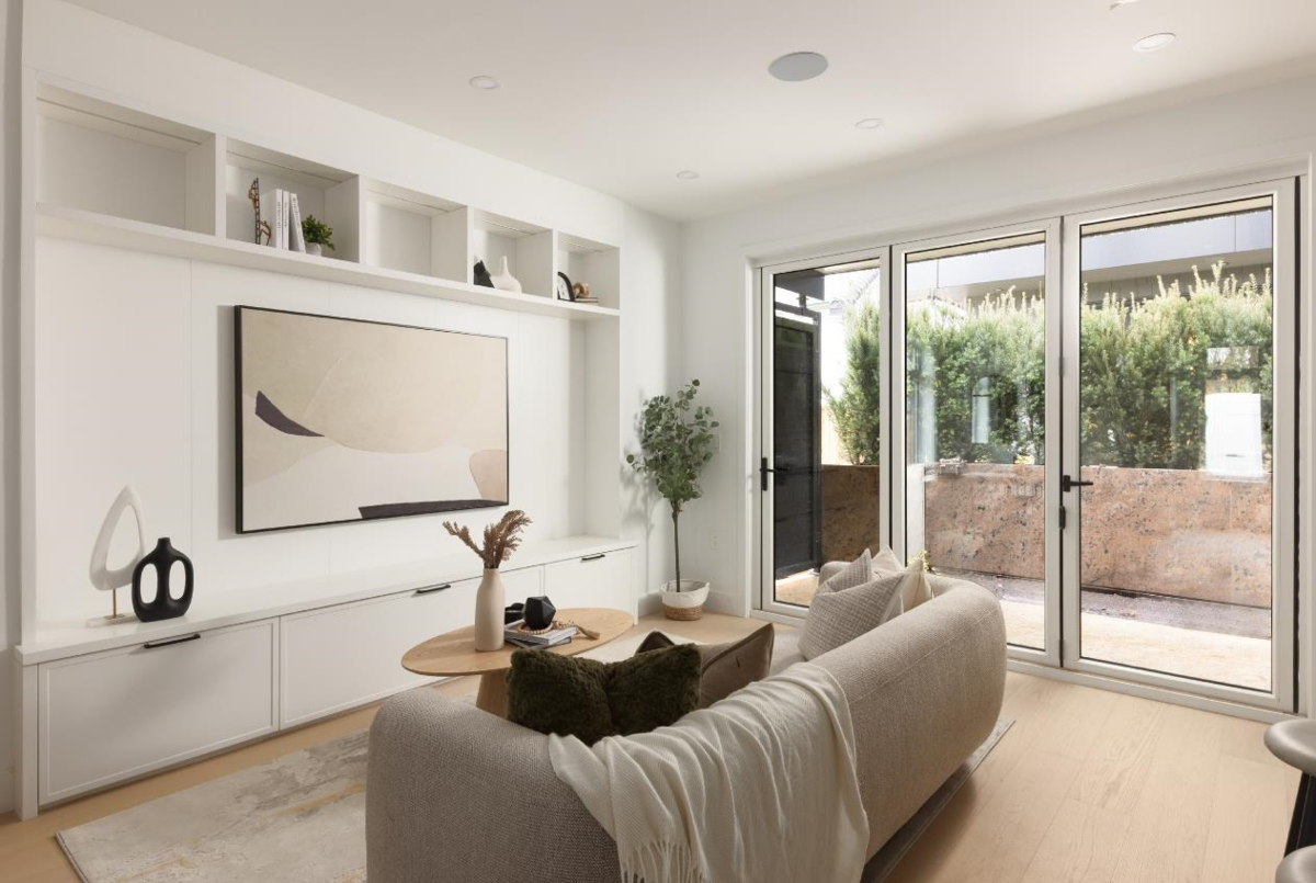 Walk-In Closet Photo of 1 421 W 23rd Avenue, Vancouver, BC