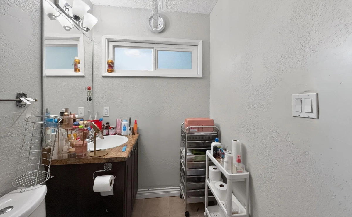 Guest Bathroom Photo of 32891 Bakerview Avenue, Mission, BC