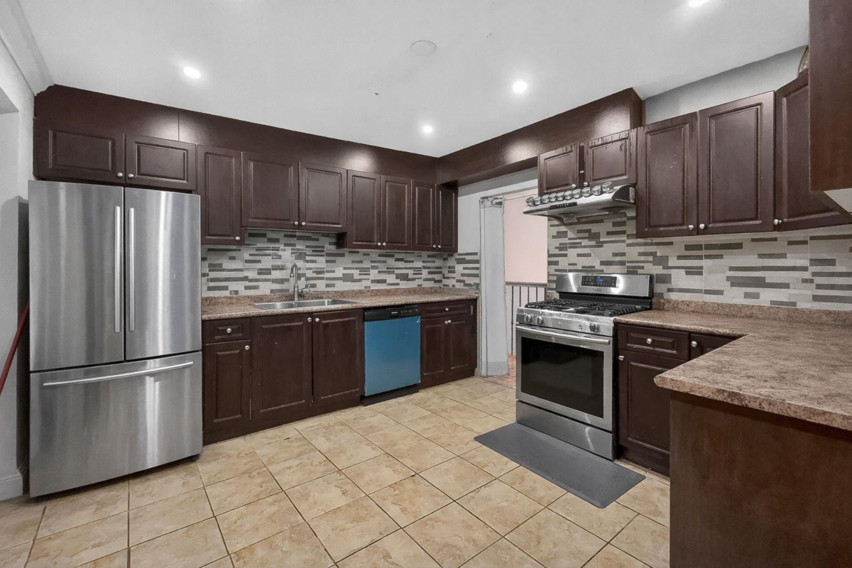 Kitchen Photo of 32891 Bakerview Avenue, Mission, BC