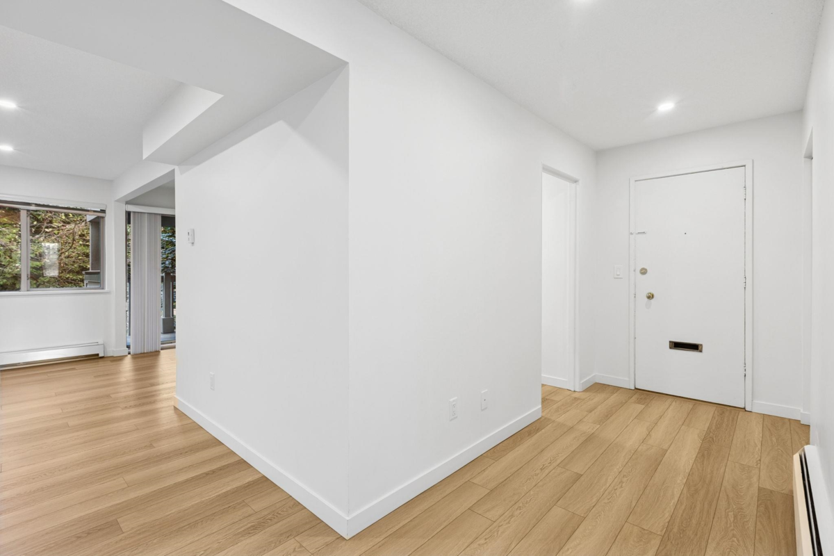 Walk-In Closet Photo of 879 Westview Crescent, North Vancouver, BC