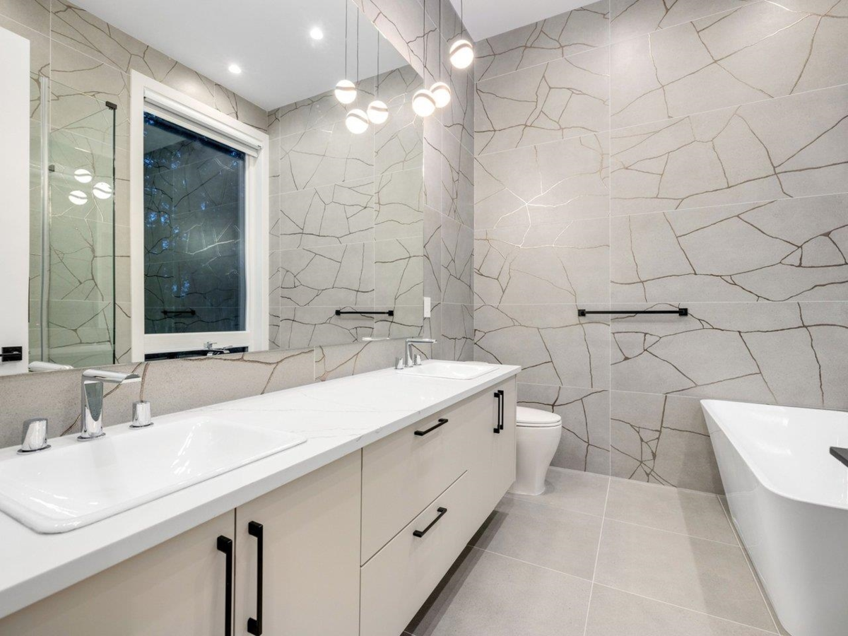 Garage Interior Photo of 2589 141 Street, Surrey, BC