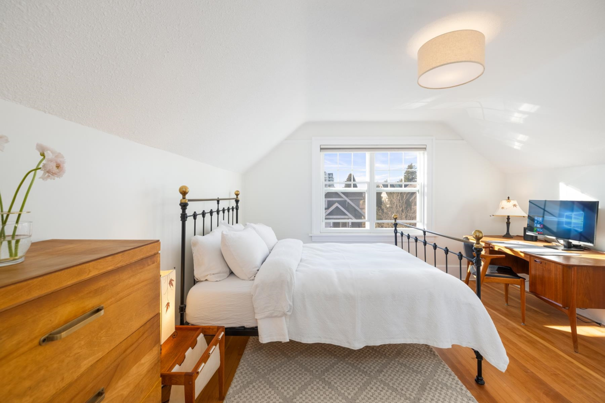 Entry Foyer Photo of 404 E 15th Street, North Vancouver, BC