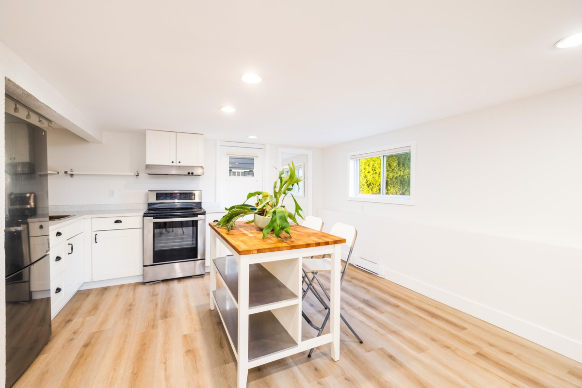 Front Yard Photo of 404 E 15th Street, North Vancouver, BC