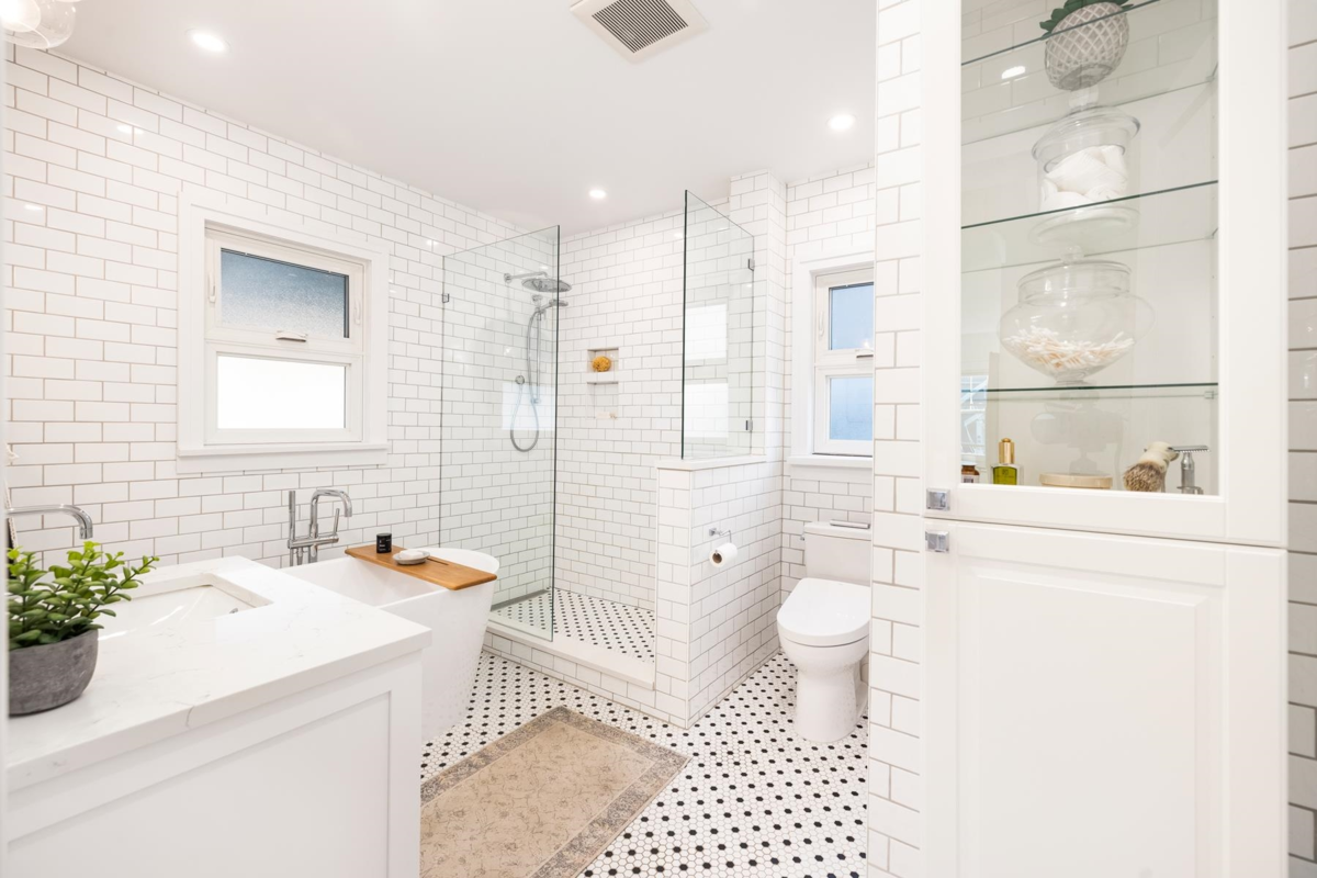 Hallway Photo of 404 E 15th Street, North Vancouver, BC