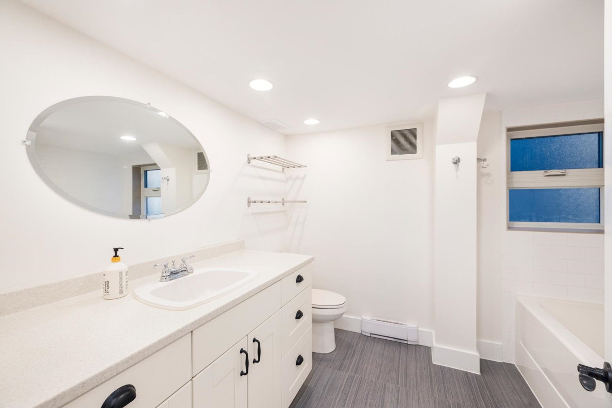 Hot Tub / Spa Photo of 404 E 15th Street, North Vancouver, BC