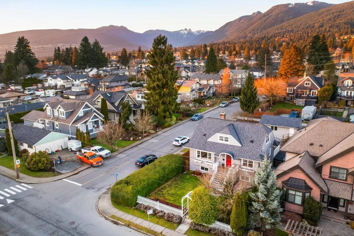 Kitchen Photo of 404 E 15th Street, North Vancouver, BC