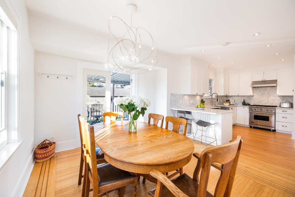 Walk-In Closet Photo of 404 E 15th Street, North Vancouver, BC