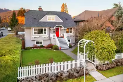 404 E 15th Street, North Vancouver, BC, Queensbury — 5 bed single family residence for sale