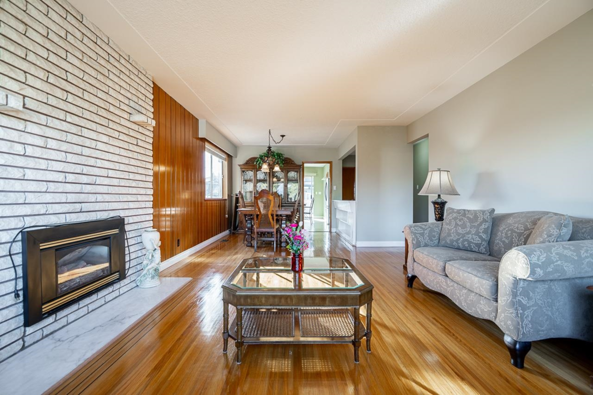 Kitchen Island Photo of 3038 Charles Street, Vancouver, BC