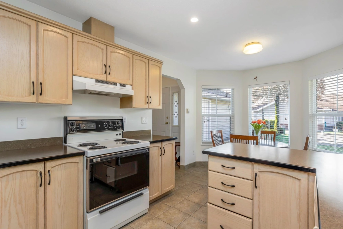 Breakfast Nook Photo of 17 2006 Winfield Drive, Abbotsford, BC