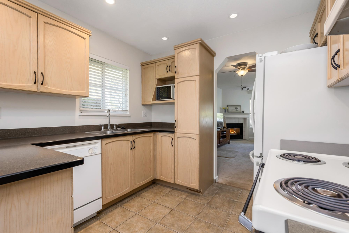 Kitchen Island Photo of 17 2006 Winfield Drive, Abbotsford, BC