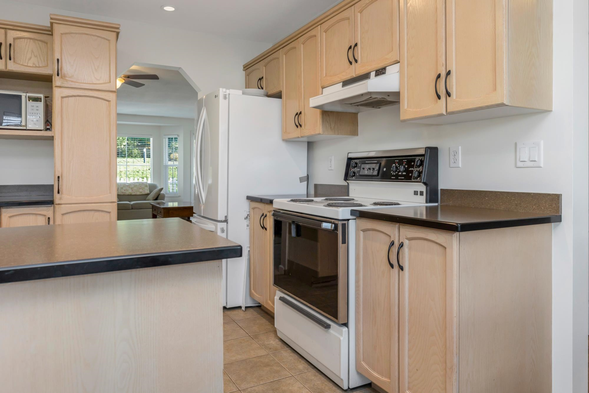 Kitchen Photo of 17 2006 Winfield Drive, Abbotsford, BC