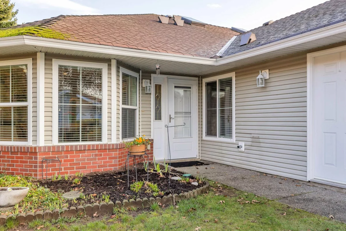 Living Room Photo of 17 2006 Winfield Drive, Abbotsford, BC