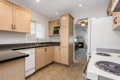 Kitchen Island Photo of 17 2006 Winfield Drive, Abbotsford, BC