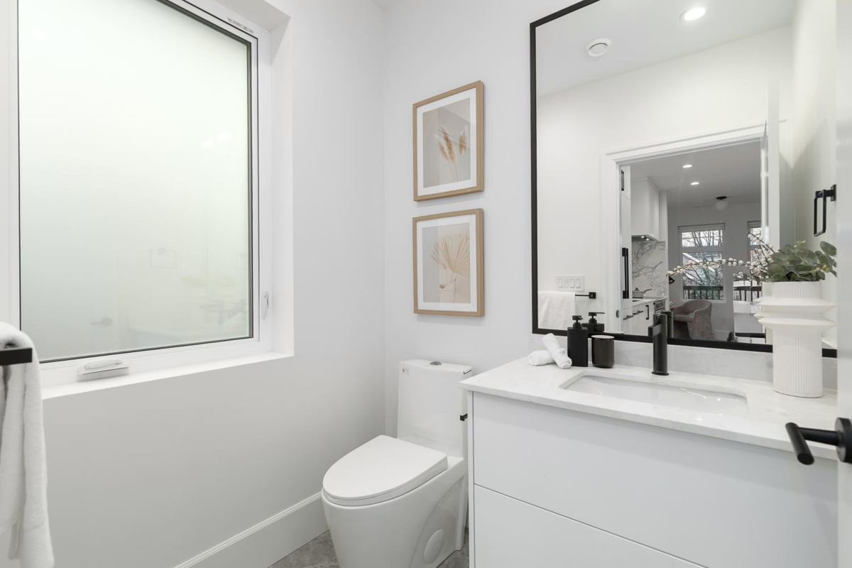 Primary Bathroom Photo of 855 E 19th Avenue, Vancouver, BC