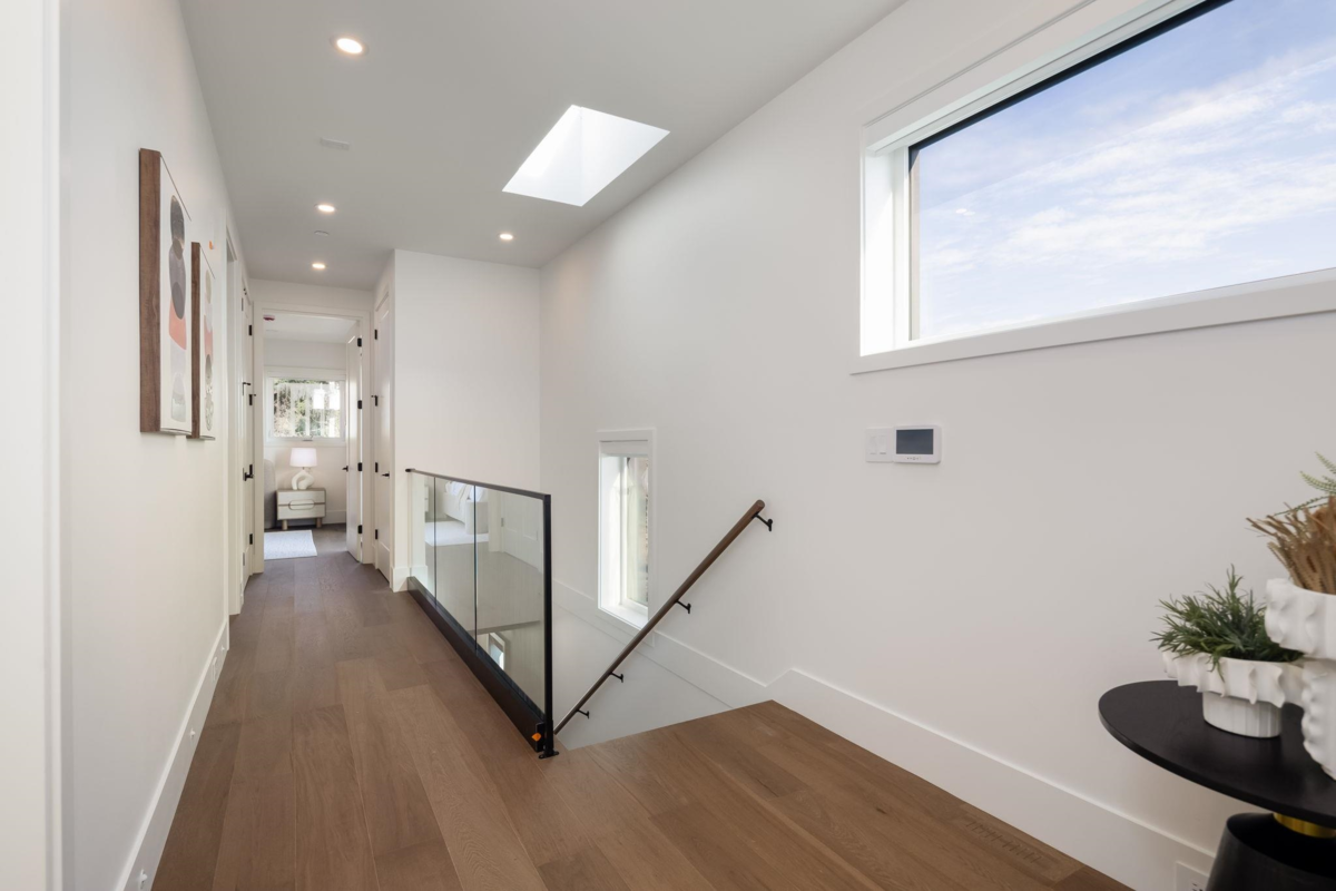 Guest Bathroom Photo of 1 950 W 57th Avenue, Vancouver, BC