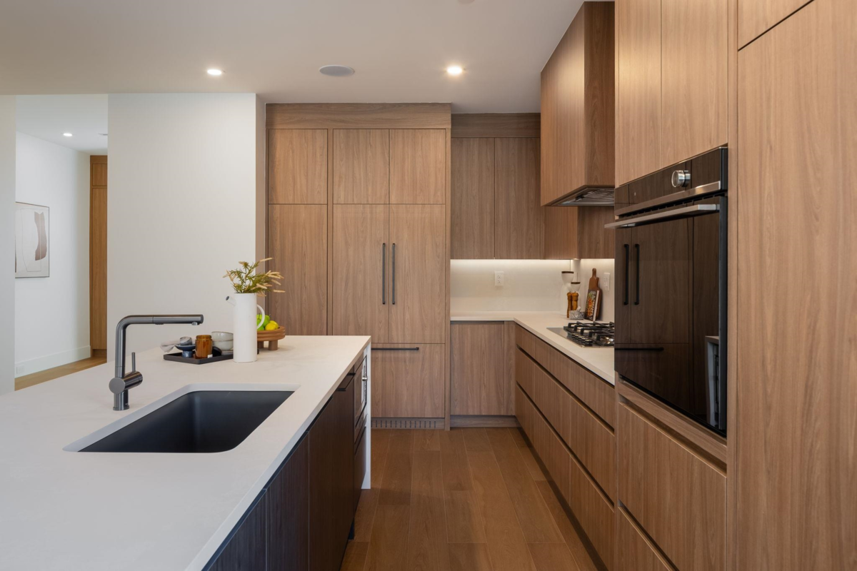 Kitchen Island Photo of 1 950 W 57th Avenue, Vancouver, BC