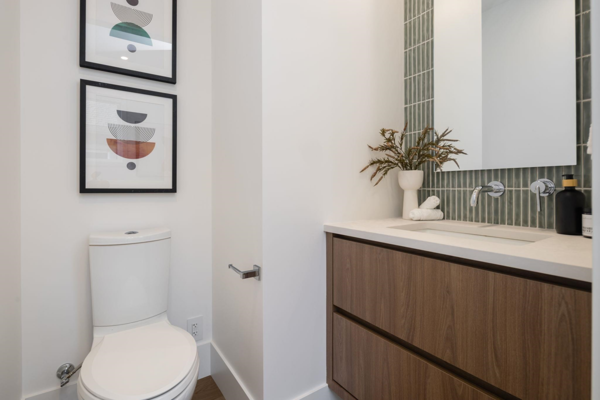 Primary Bathroom Photo of 1 950 W 57th Avenue, Vancouver, BC