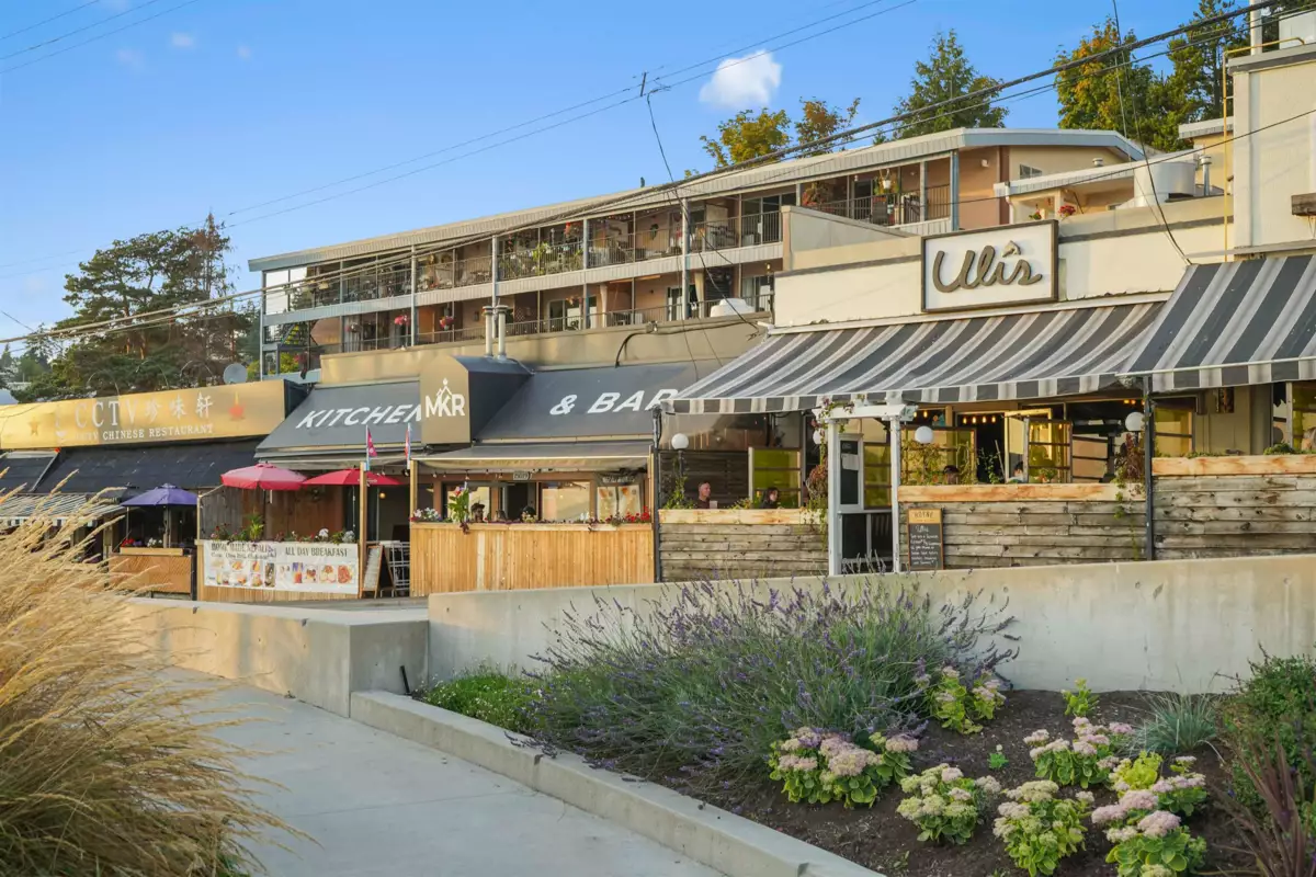 Entry Foyer Photo of 102 15164 Prospect Avenue, White Rock, BC