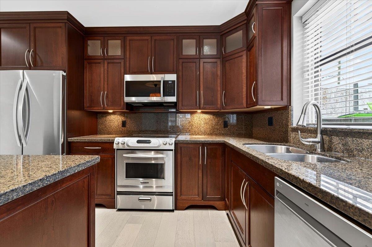 Kitchen Island Photo of 102 15164 Prospect Avenue, White Rock, BC