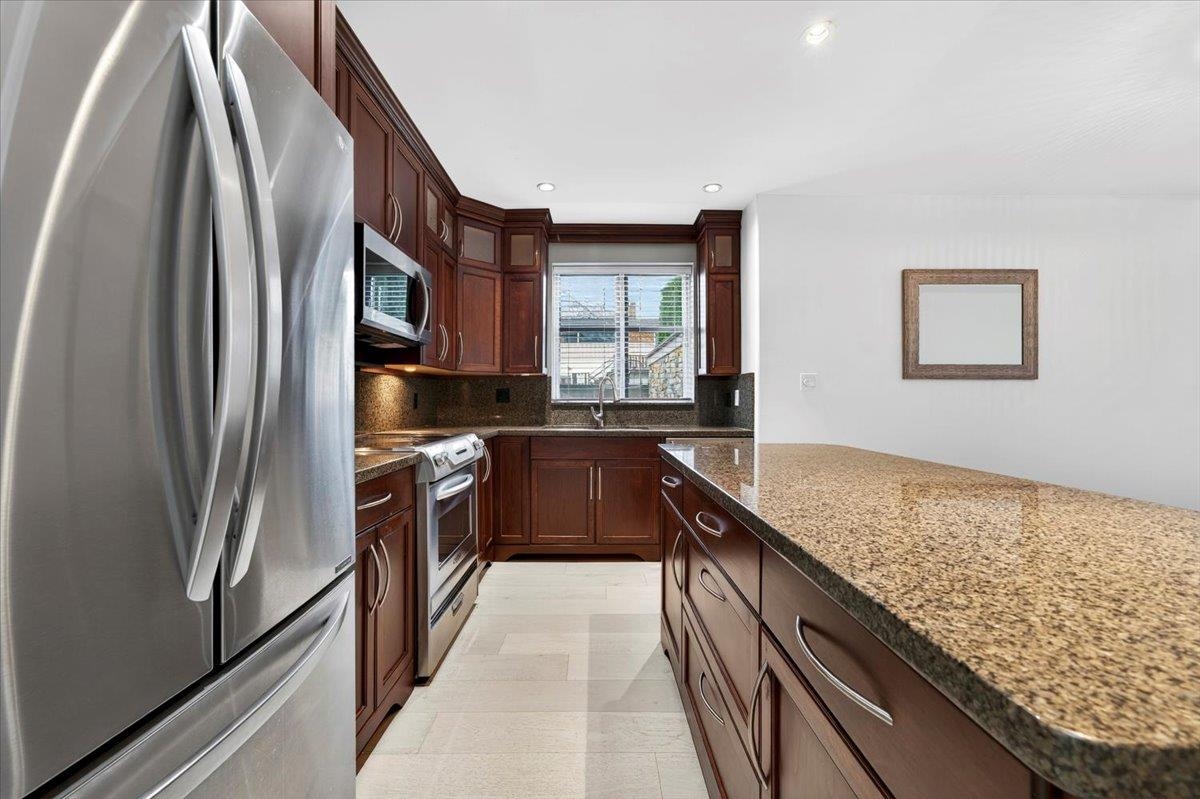 Kitchen Photo of 102 15164 Prospect Avenue, White Rock, BC
