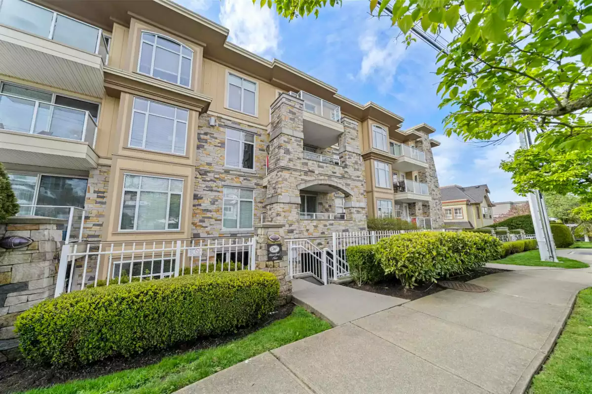 Living Room Photo of 102 15164 Prospect Avenue, White Rock, BC