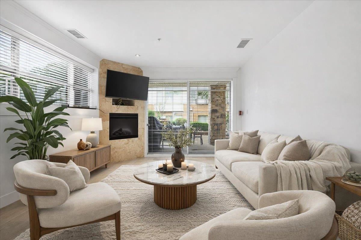 Powder Room Photo of 102 15164 Prospect Avenue, White Rock, BC