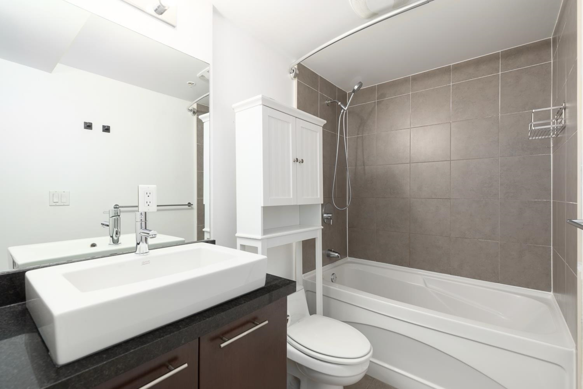 Kitchen Island Photo of PH7 1288 Chesterfield Avenue, North Vancouver, BC