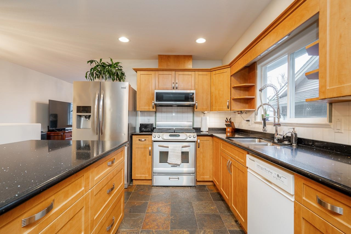 Dining Area Photo of 122 43995 Chilliwack Mountain Road, Chilliwack, BC