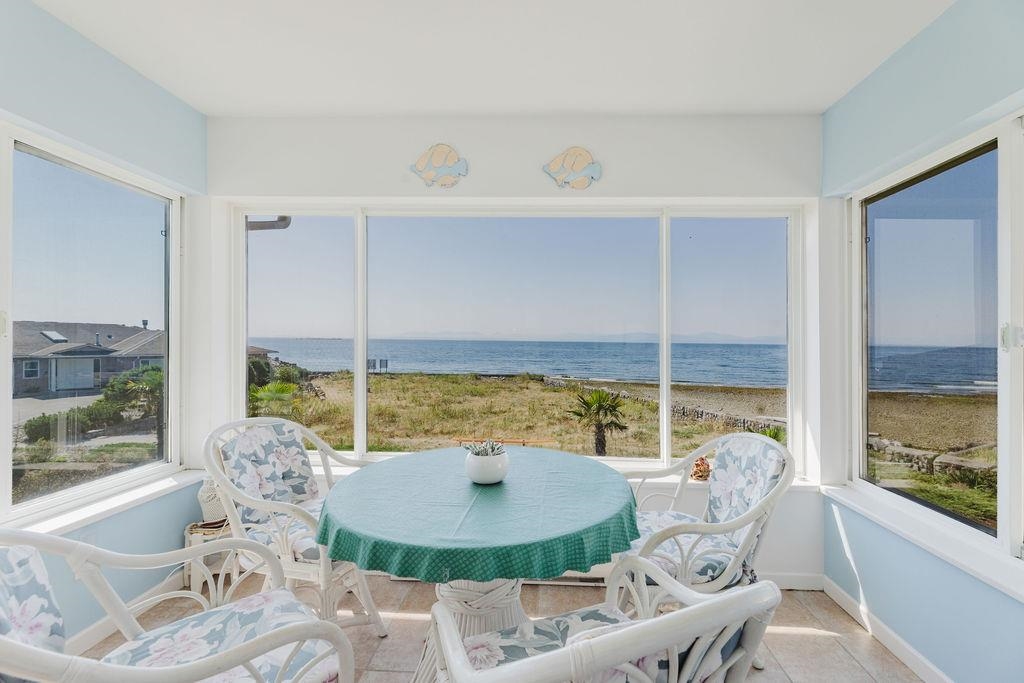 Kitchen Island Photo of 222 1585 Field Road, Sechelt, BC