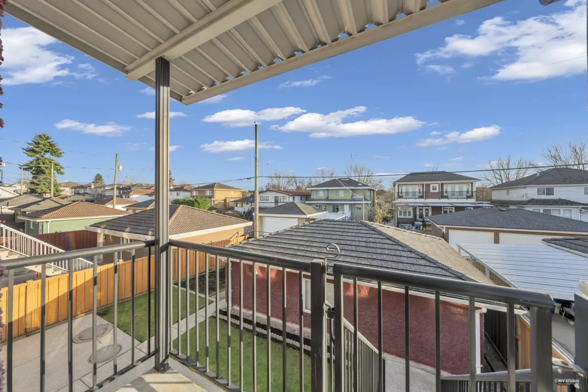 Powder Room Photo of 2160 E 54th Avenue, Vancouver, BC