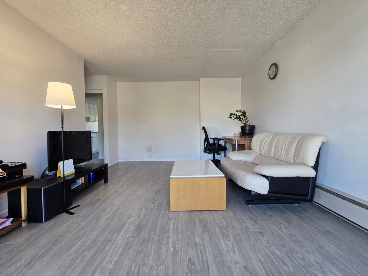 Living Room Photo of 129 1909 Salton Road, Abbotsford, BC
