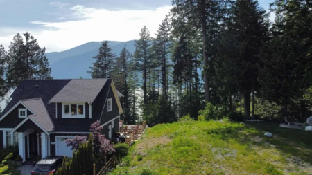 Guest Bathroom Photo of 685 Copper Drive, Squamish, BC