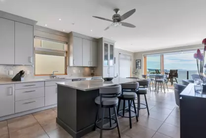 15364 Victoria Avenue, White Rock, BC, White Rock — Single Family Residence for sale