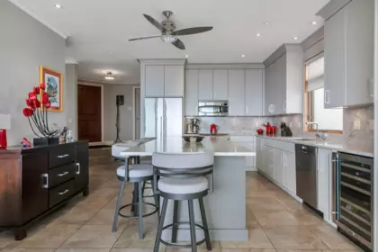 Kitchen Island Photo of 15364 Victoria Avenue, White Rock, BC