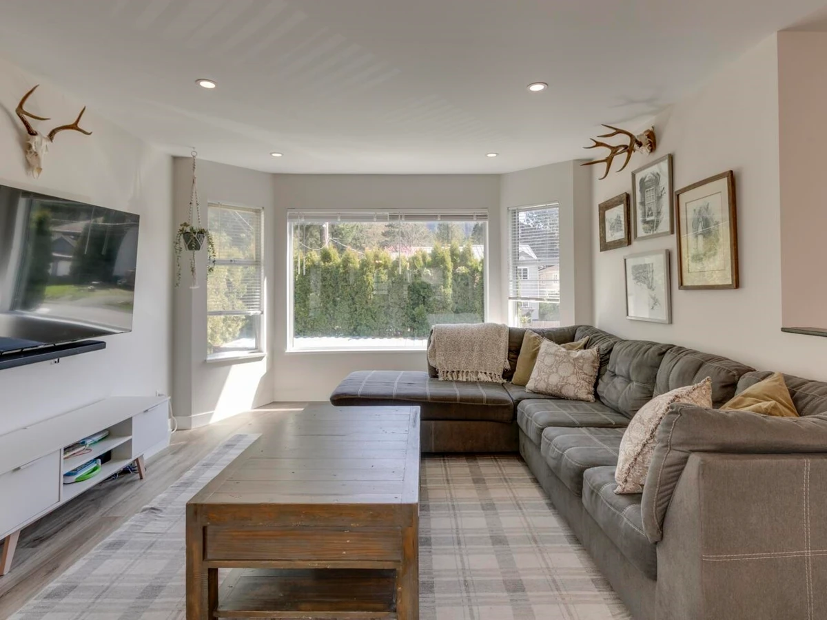 Dining Area Photo of 41873 Faith Road, Brackendale, BC