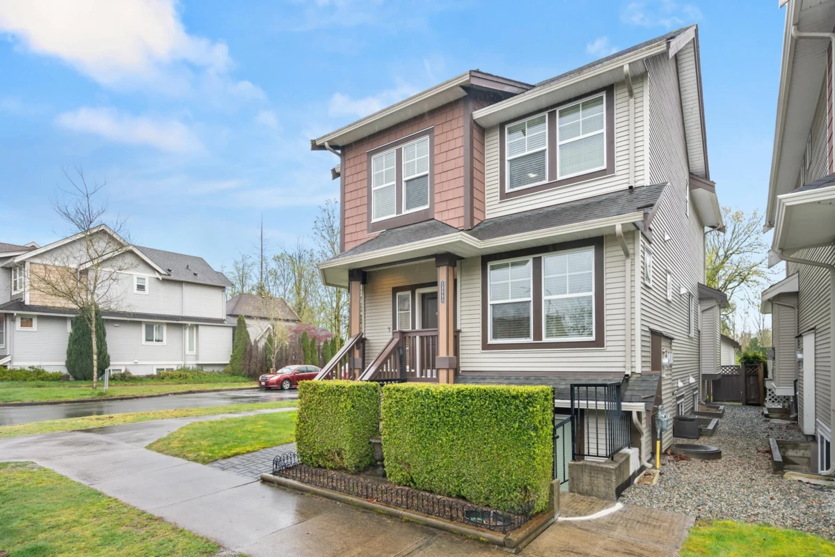 Living Room Photo of 18990 67a Avenue, Surrey, BC