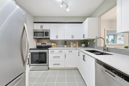 111 6820 Rumble Street, Burnaby, BC, Burnaby — Apartment/Condo for sale