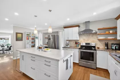 Kitchen Island Photo of 34947 Oakhill Drive, Abbotsford, BC