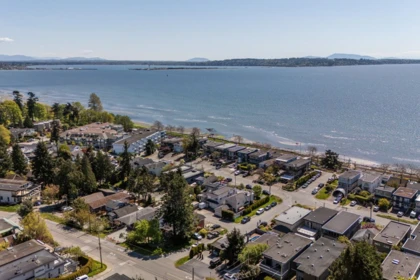 Front Yard Photo of 15556 Columbia Avenue, White Rock, BC