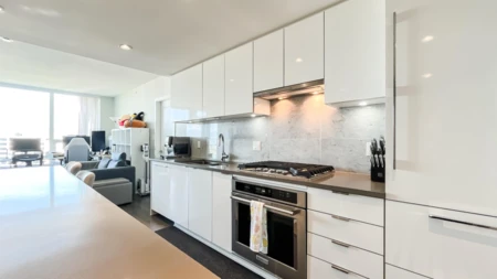 2208 5883 Barker Avenue, Burnaby, BC, Burnaby — Apartment/Condo for sale