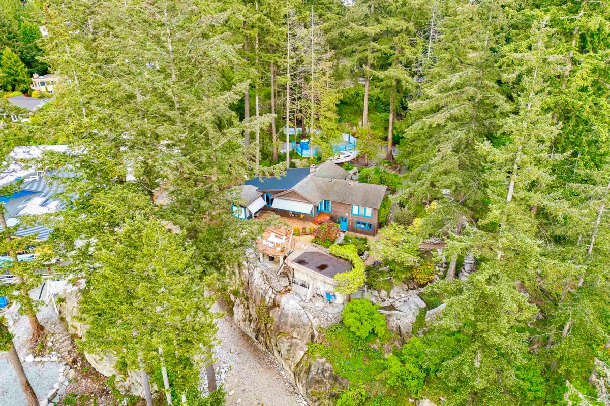 Living Room Photo of 5056 The Byway, West Vancouver, BC