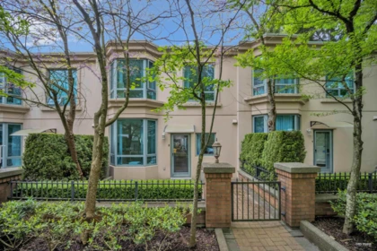 Garden / Landscaping Photo of 2 6611 Southoaks Crescent, Burnaby, BC