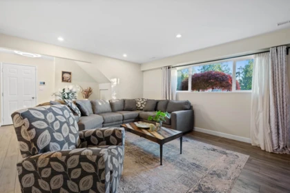 Hallway Photo of 906 Strathaven Drive, North Vancouver, BC